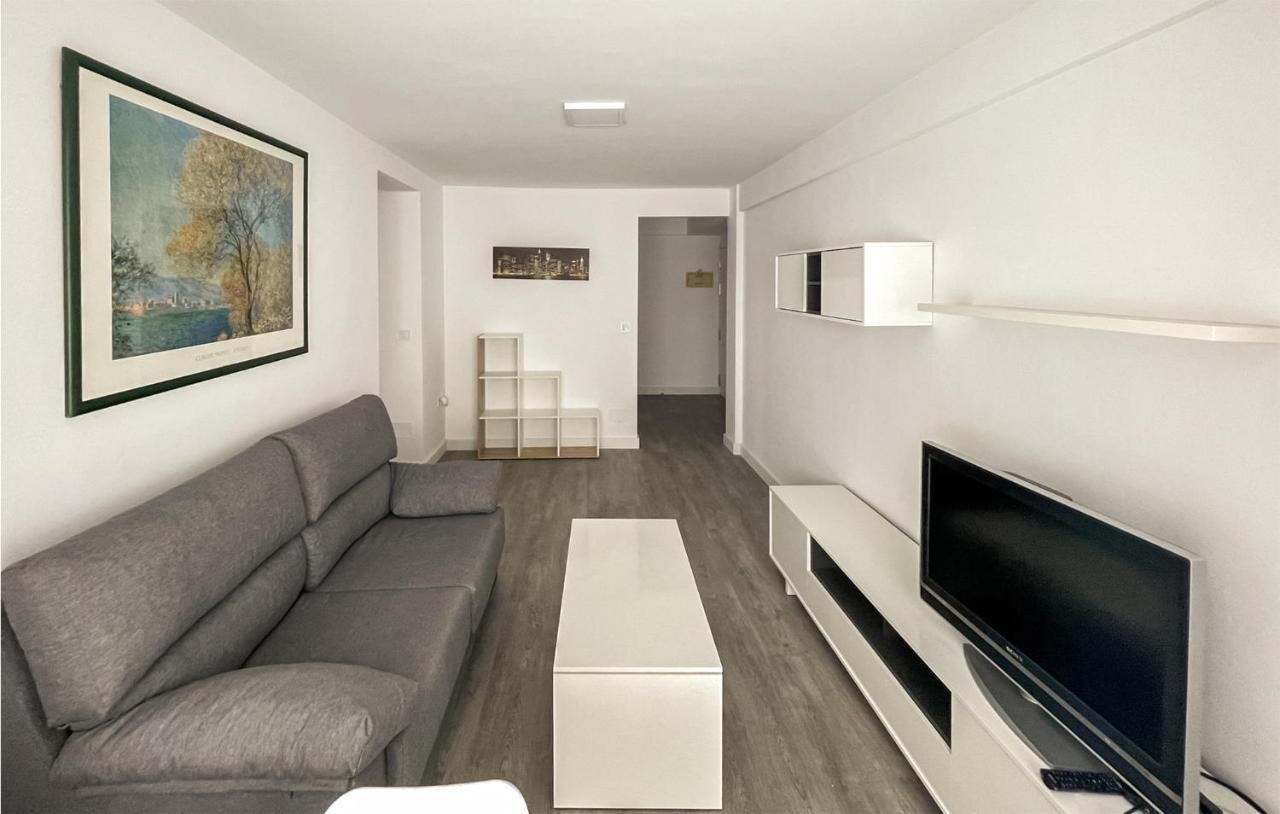 3 Bedroom Awesome In Apartment *